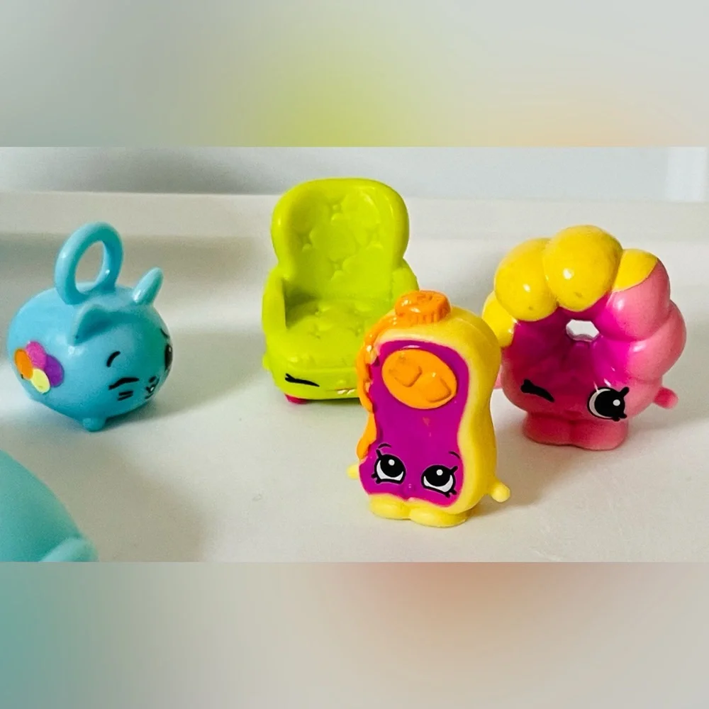 Shopkins Collectibles - Shopkins Lot of 5 including storage box